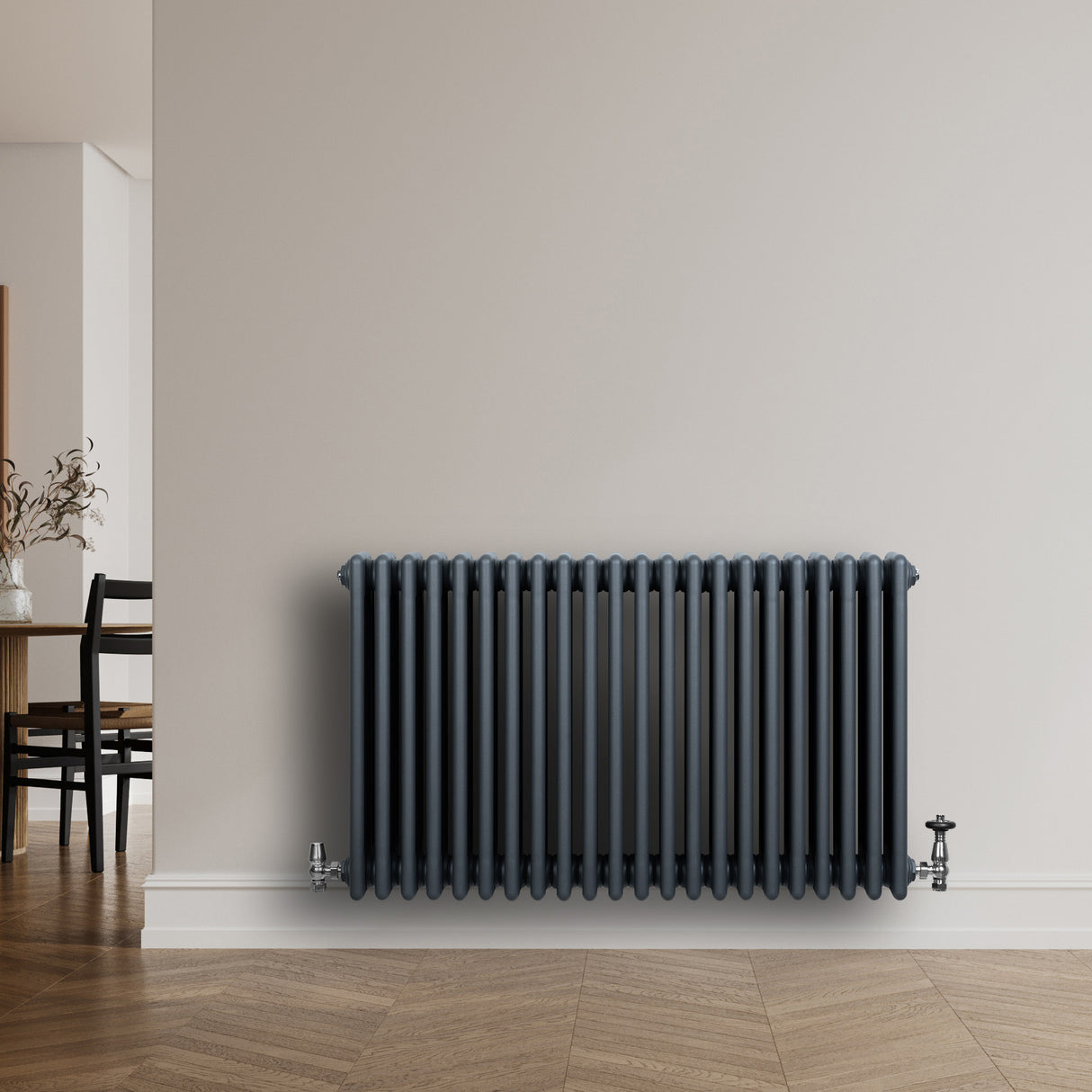 Radiador tradicional de 4 colunas em cinza antracite, com acabamento liso e design elegante, instalado em parede clara