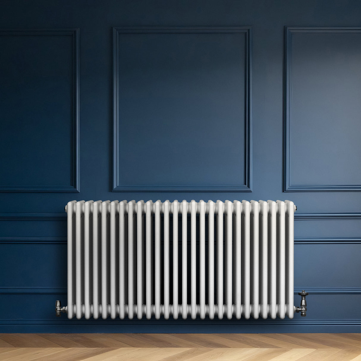 Radiador tradicional de 4 colunas em branco, com acabamento liso, instalado em parede azul, destacando seu design elegante e funcional