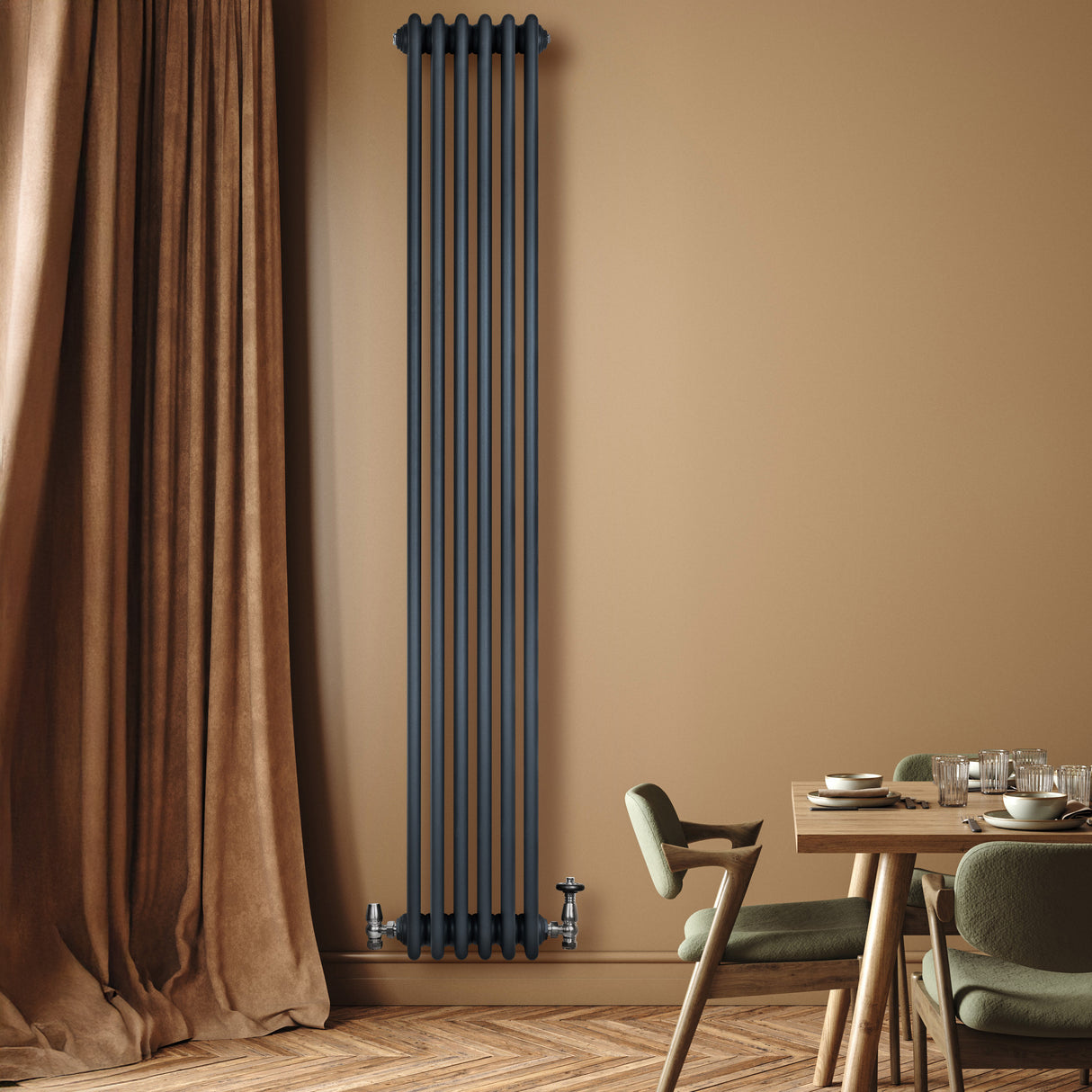 Radiador tradicional de 4 colunas em cinza antracite, instalado na parede, com textura lisa e design vertical elegante, complementando o ambiente moderno