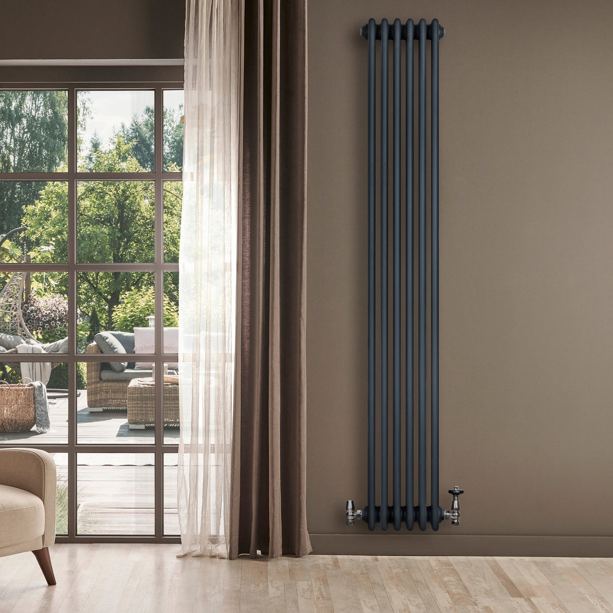 Radiador tradicional de 4 colunas em cinza antracite, instalado em parede, com textura lisa e design elegante, ideal para aquecimento