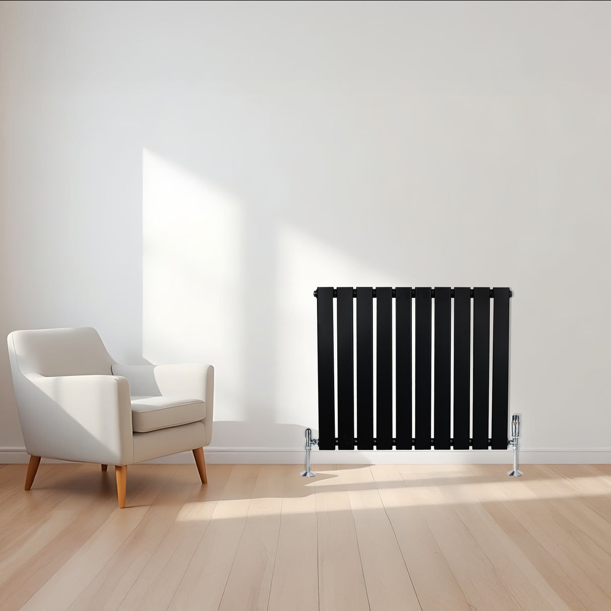 Radiador de coluna única preto, com design elegante e listras retas, posicionado ao lado de uma cadeira moderna em ambiente claro