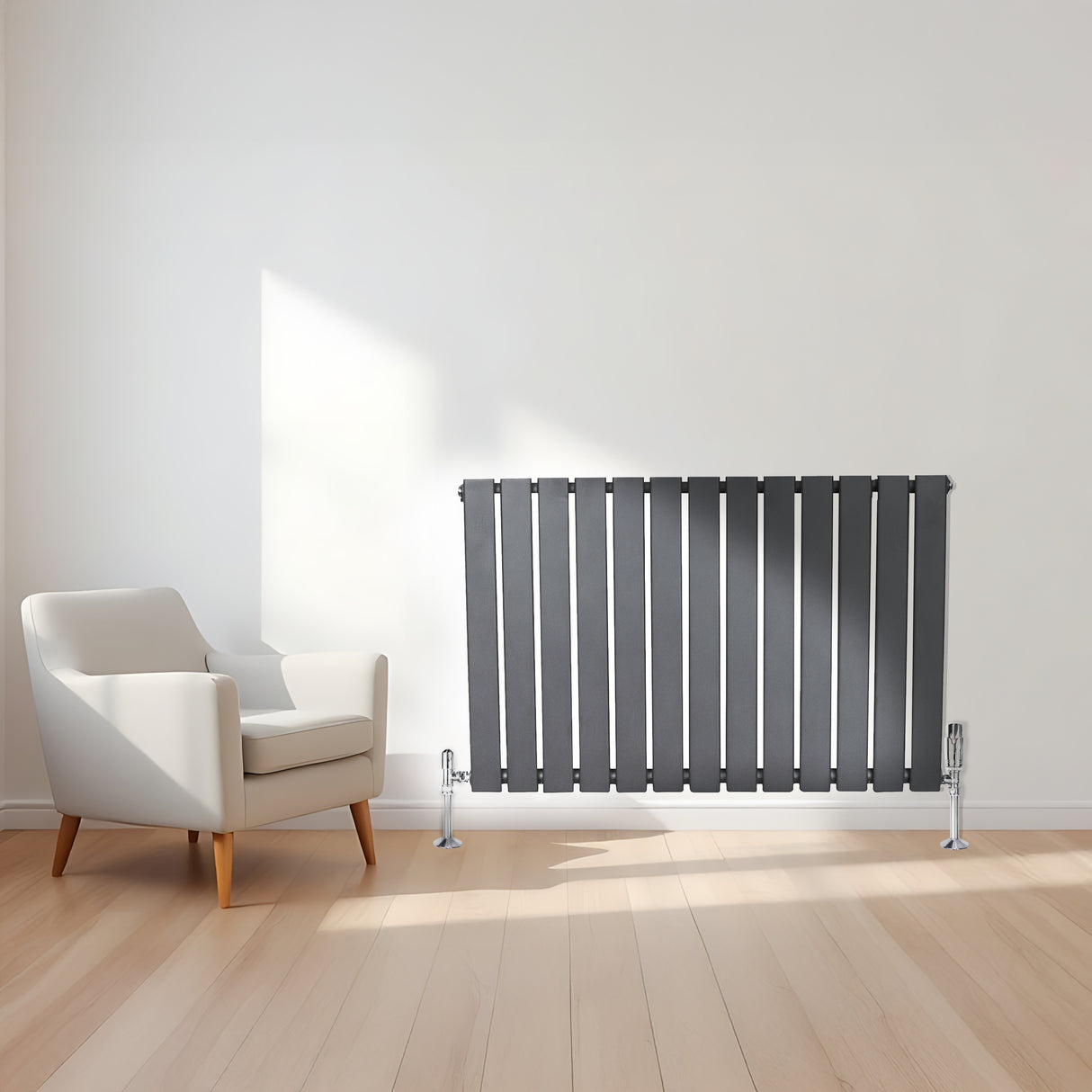 Radiador de coluna única cinza antracite, com design moderno e linhas retas, instalado em parede clara ao lado de uma poltrona branca