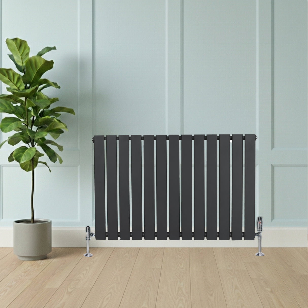 Radiador de coluna única cinza antracite, com design moderno e listras verticais, posicionado ao lado de uma planta em vaso em ambiente claro