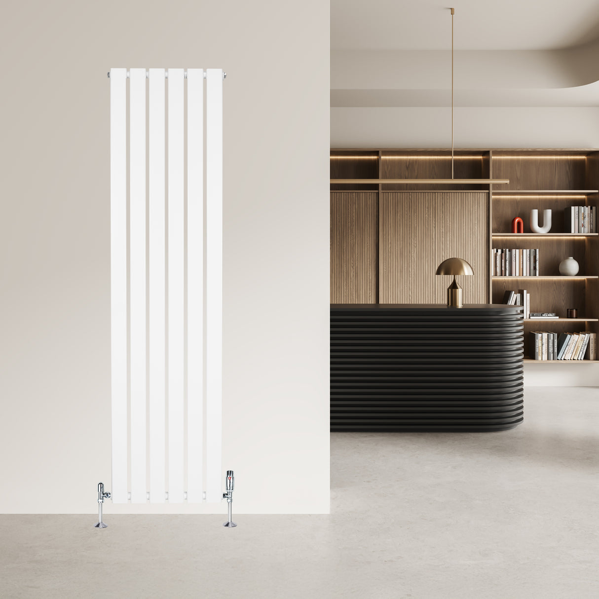 Radiador de coluna única branco, com design vertical e listras retas, instalado em parede clara, ideal para ambientes modernos