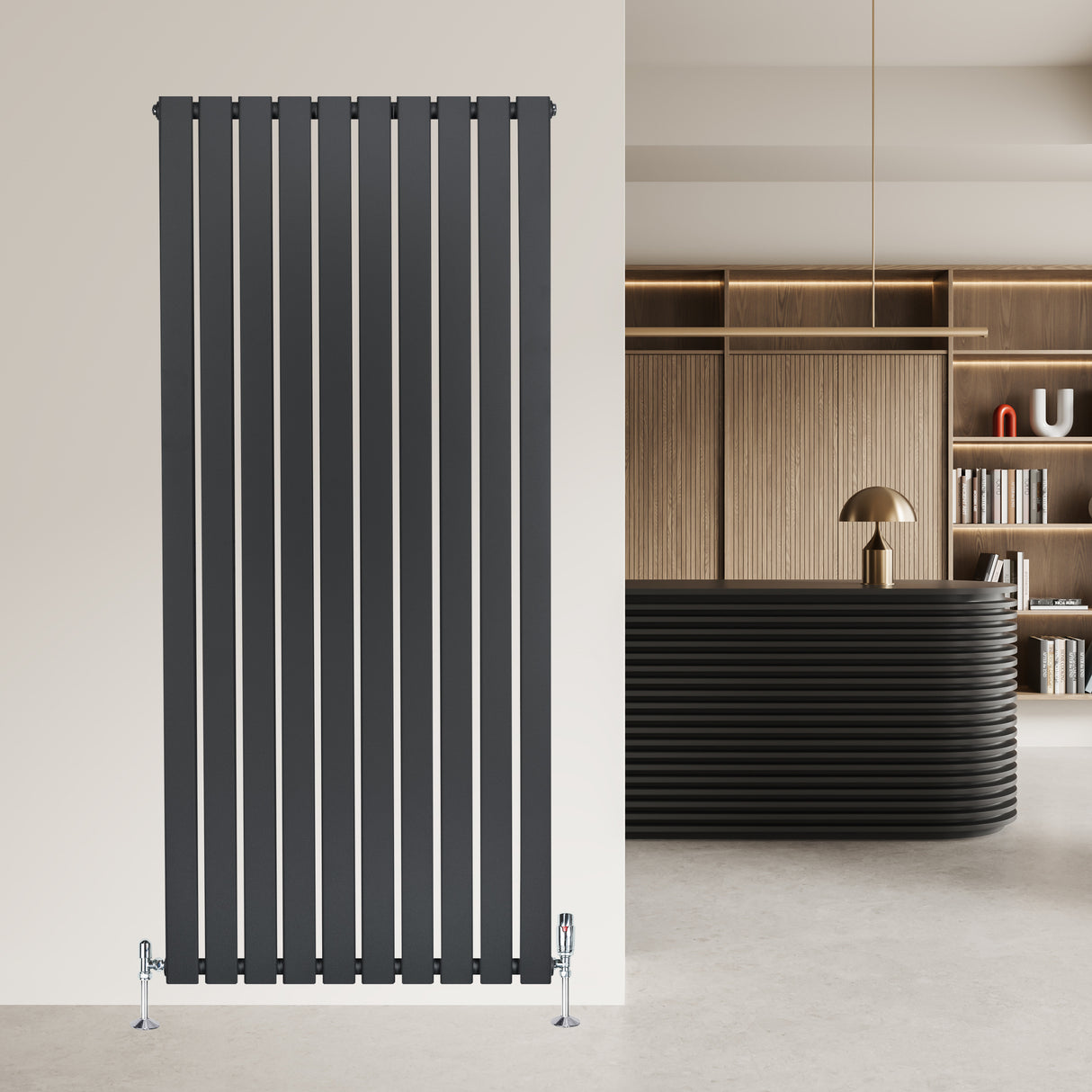 Radiador de coluna única cinza antracite, 1600 mm x 700 mm, com design elegante e moderno, instalado em parede clara, destacando-se no ambiente minimalista