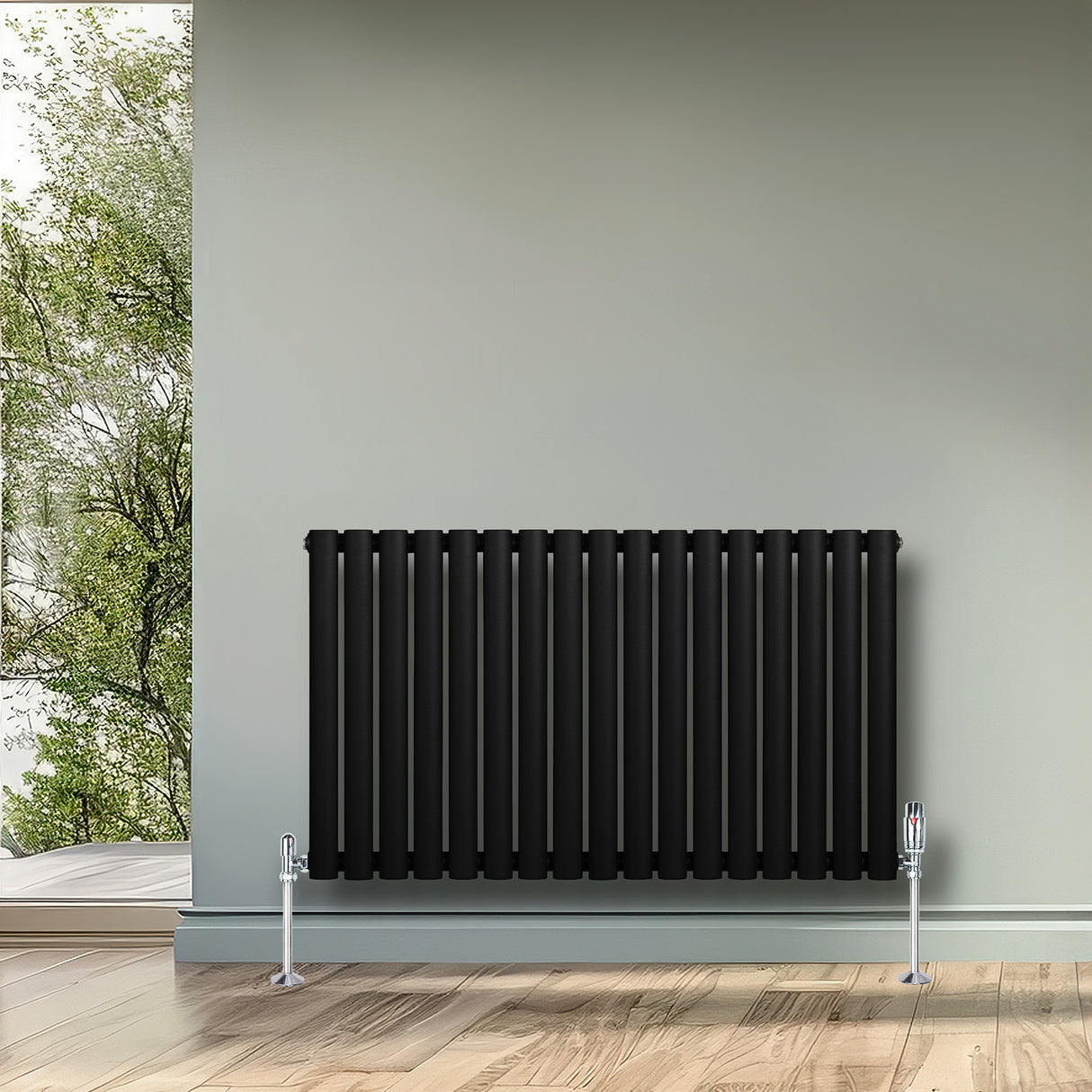 Radiador de coluna simples oval preto, 600 mm x 1020 mm, com acabamento liso e moderno, instalado em parede clara com vista para a natureza