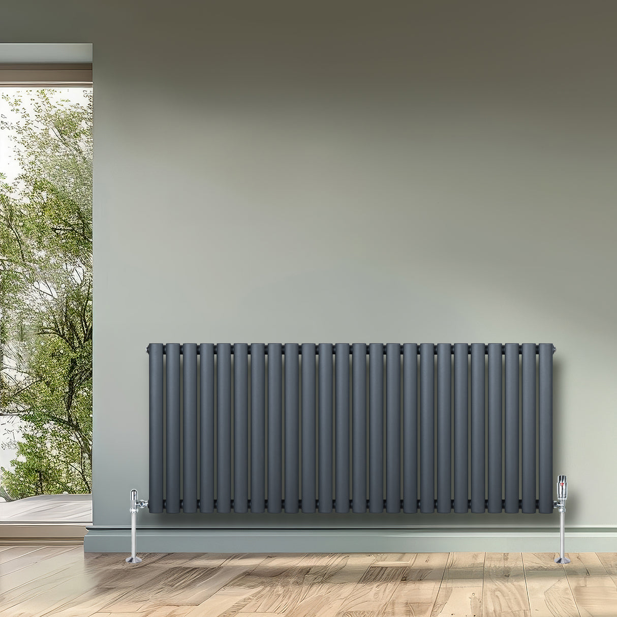 Radiador oval de coluna simples em cinza antracite, com design elegante e listras verticais, instalado em parede clara com piso de madeira clara