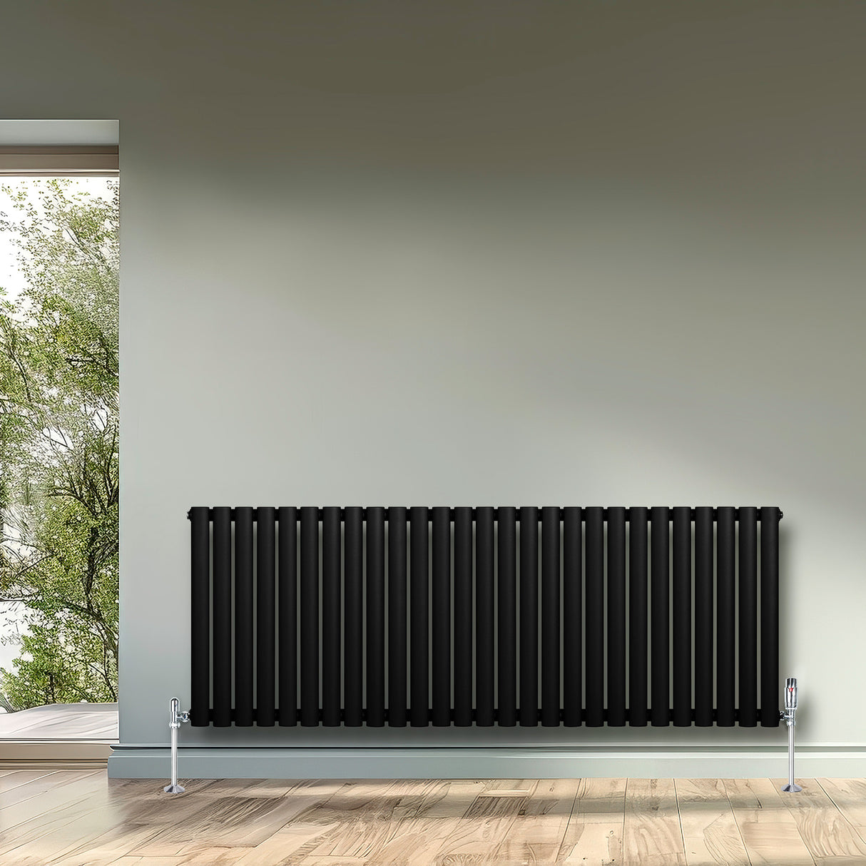 Radiador de coluna simples oval preto, 600 mm x 1620 mm, com acabamento liso e moderno, instalado em parede clara com vista para o exterior