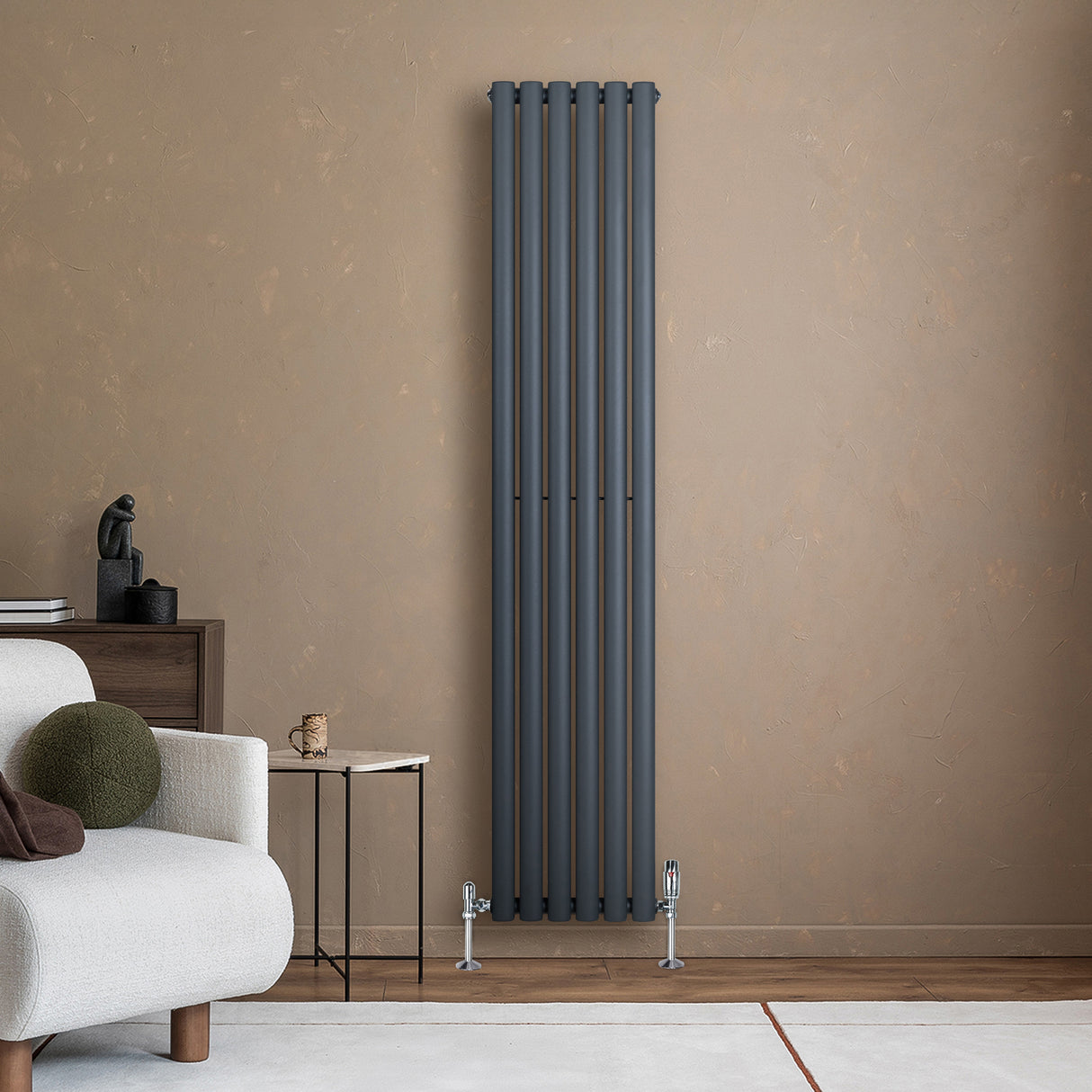Radiador de coluna simples oval cinza antracite, 1800 mm x 360 mm, com acabamento liso e moderno, instalado em parede clara
