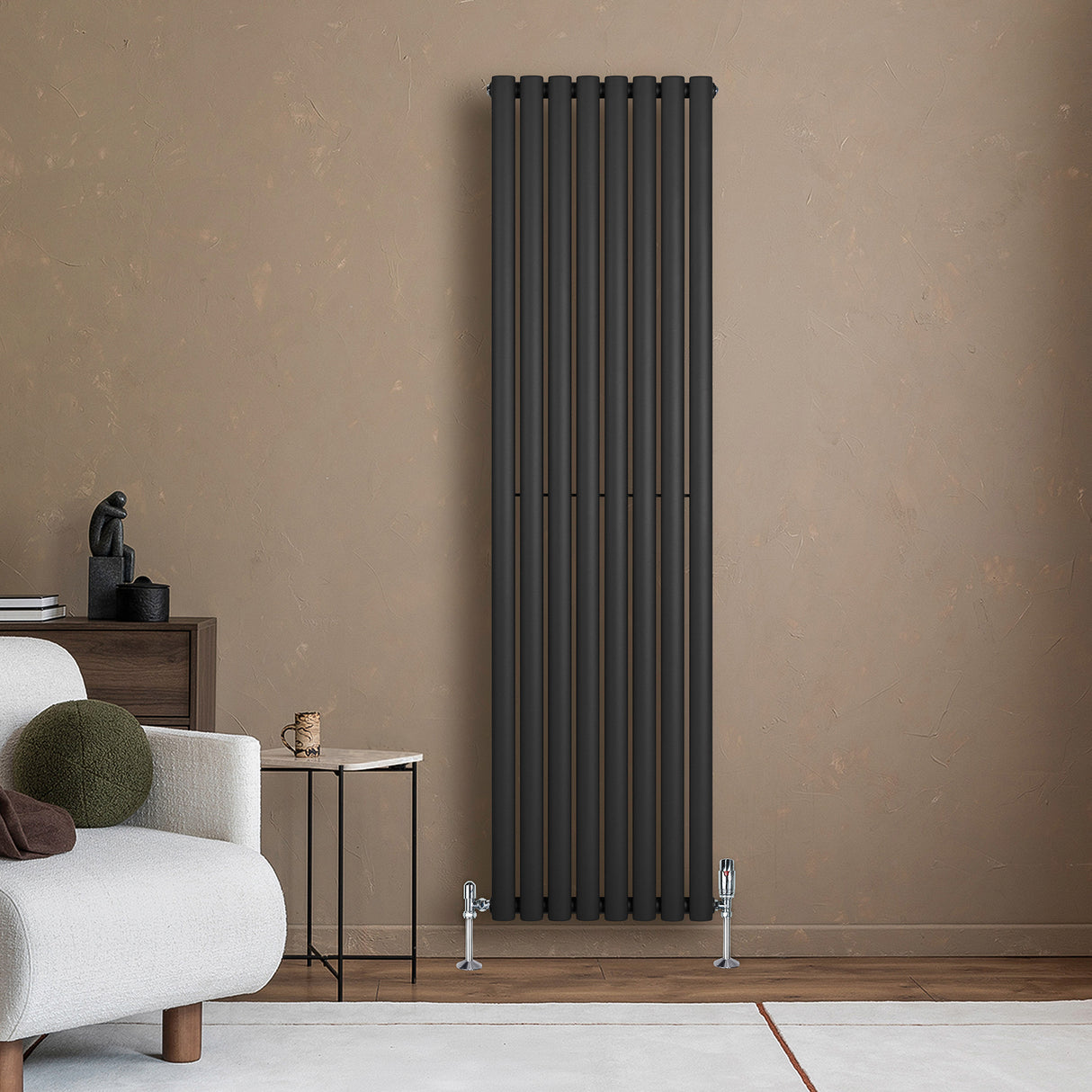 Radiador de coluna simples oval preto, 1800 mm x 480 mm, com design elegante e moderno, instalado em parede clara, ao lado de sofá e mesa