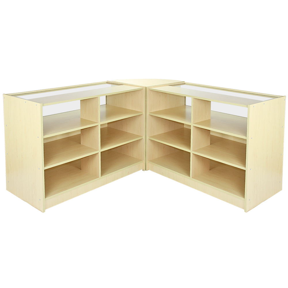 Conjunto de balcão e expositor de varejo em madeira clara, com prateleiras abertas e espaço para exibição de produtos