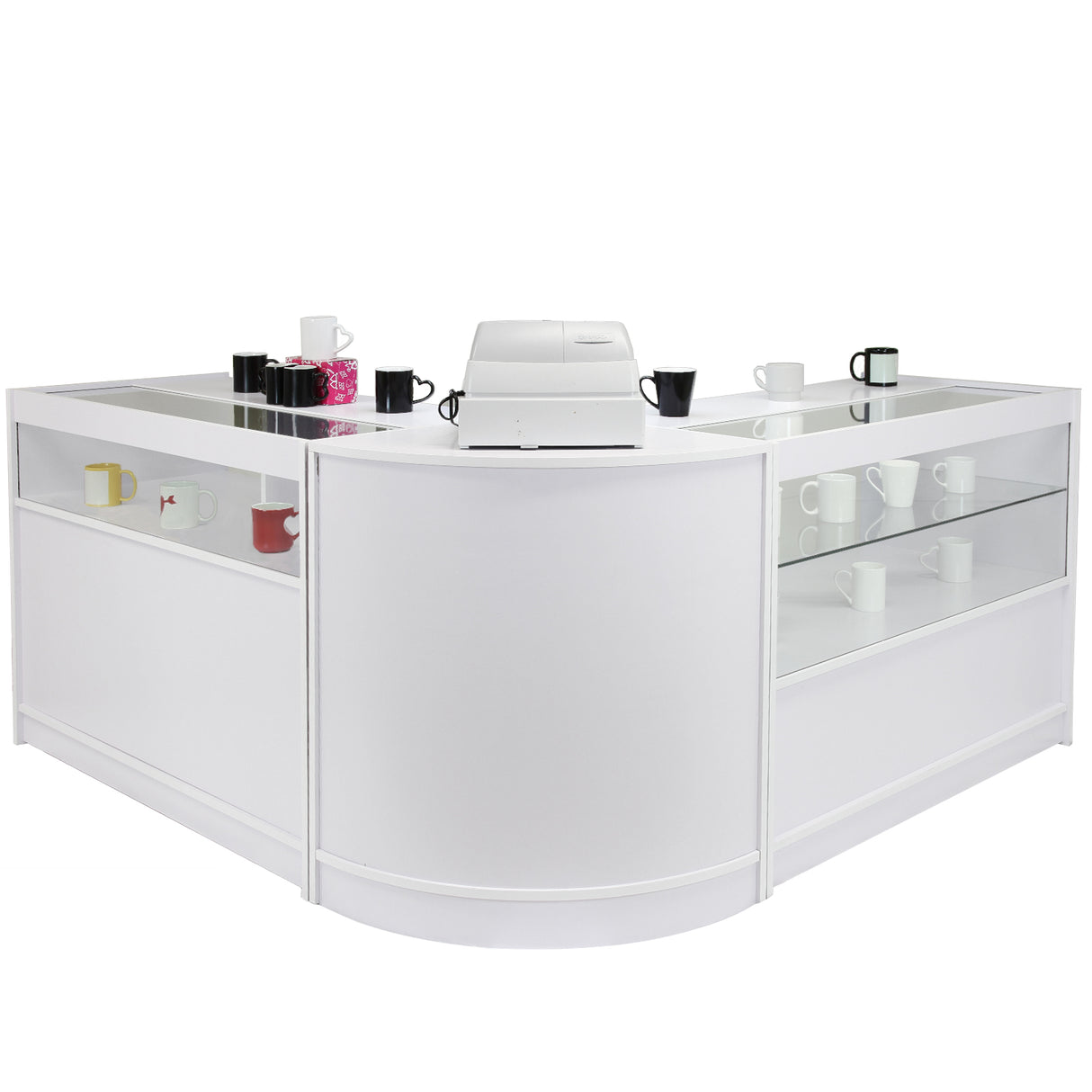 Balcão de atendimento em branco brilhante com prateleiras de vidro, exibindo canecas coloridas e uma máquina de cartão no centro