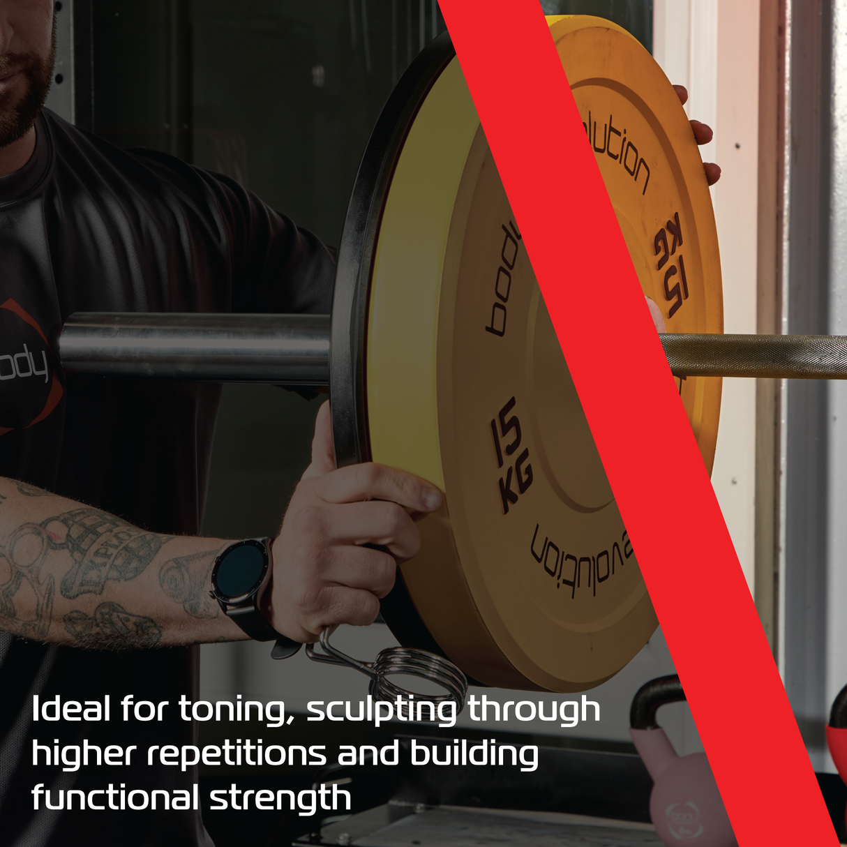 Anilhas olímpicas coloridas de 15 kg em um suporte, com detalhes em amarelo e preto, perfeitas para treino de força e tonificação