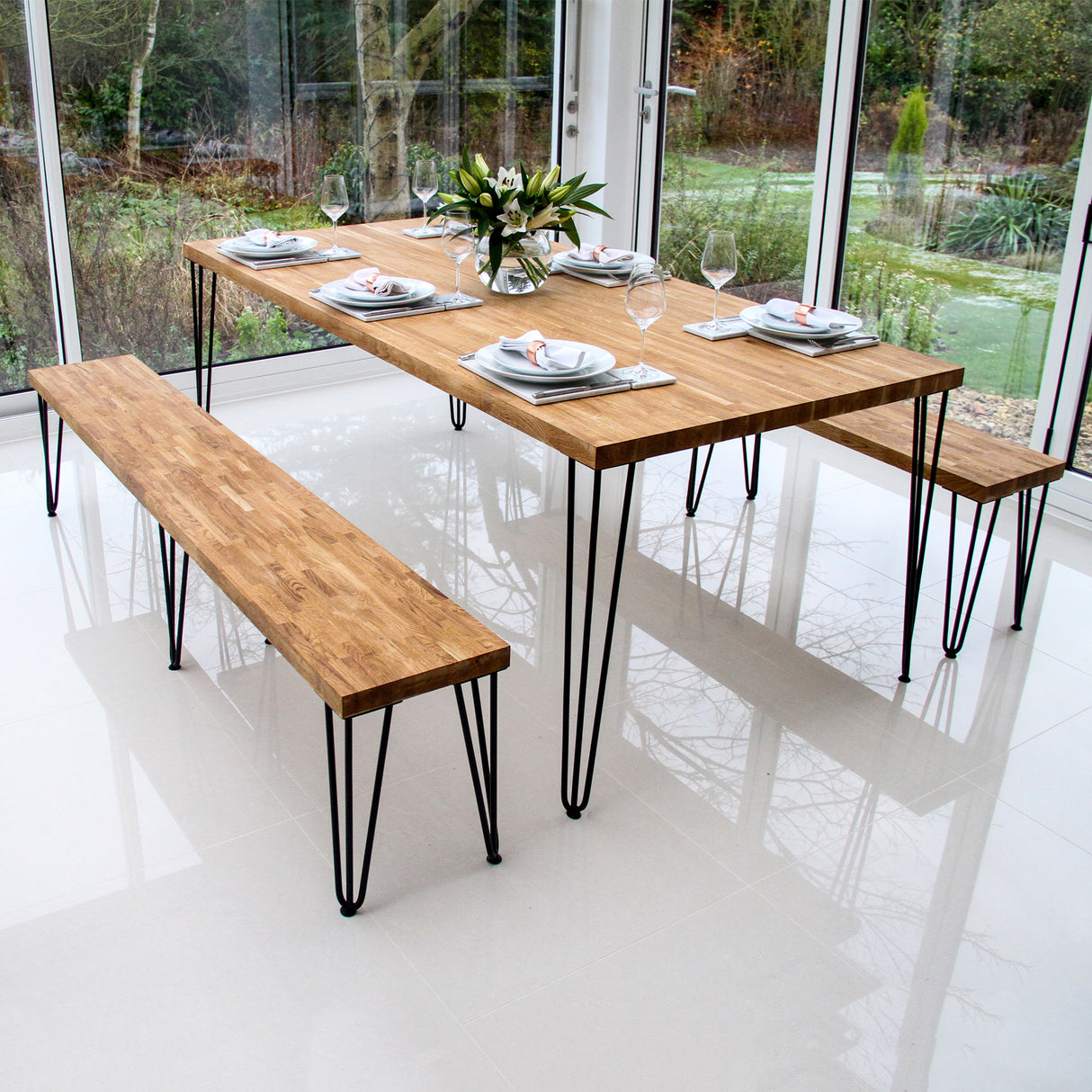 Conjunto de mesa e bancos com tampo de madeira clara e pernas de metal preto, ideal para decoração moderna e funcional