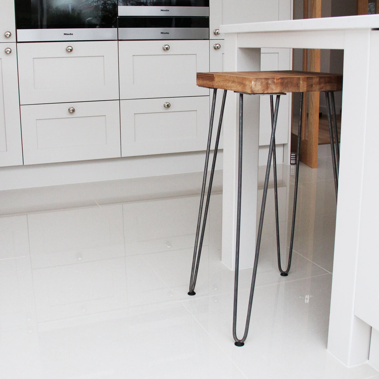 Protetores de pés de mesa cinzentos de 10 mm, com design discreto, ideal para proteger pisos e evitar arranhões em ambientes modernos