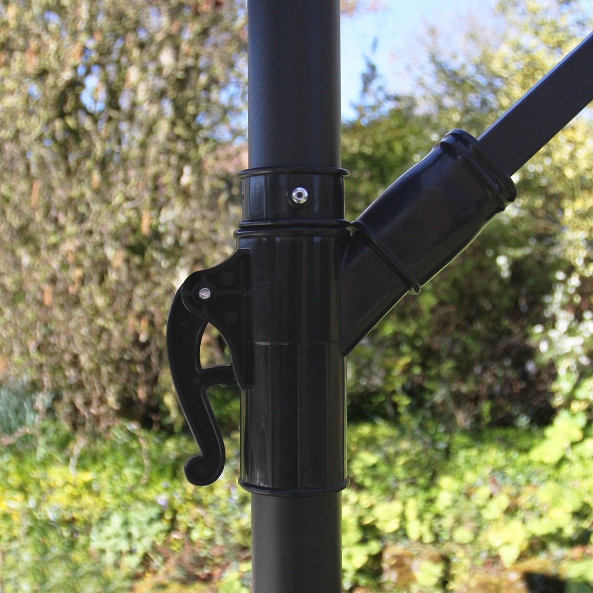 Guarda-chuva cantilever preto de 3m com base quadrada de mecanismo de manivela e capa á… prova d'á gua gratuita