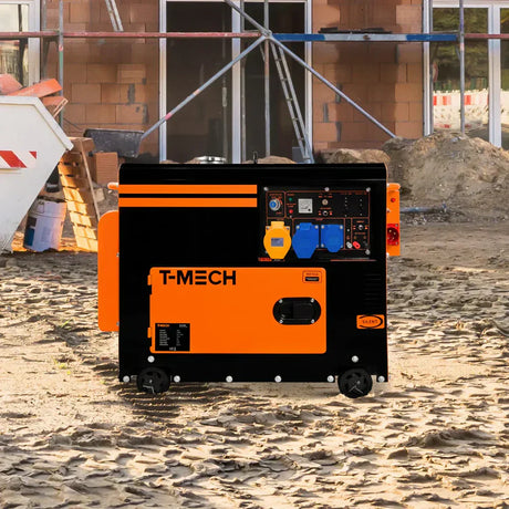 Gerador T-MECH preto e laranja, com painel de controle azul, em um canteiro de obras com chão de terra e tijolos ao fundo
