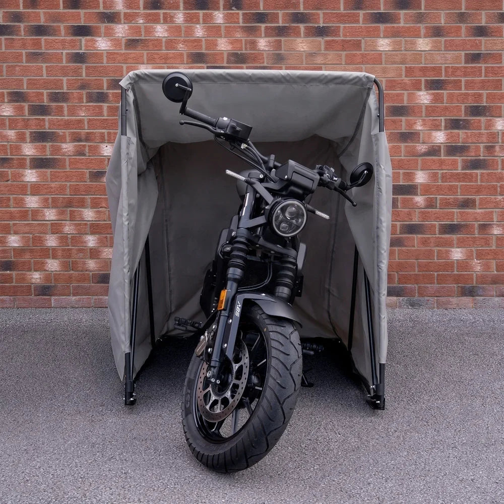 Tenda impermeável cinza para motos, com estrutura metálica, oferecendo armazenamento seguro e proteção contra intempéries