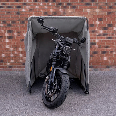 Tenda impermeável cinza para motos, com estrutura metálica, oferecendo armazenamento seguro e proteção contra intempéries