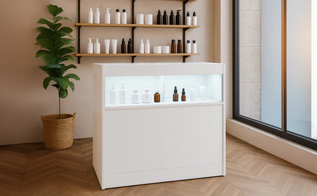 Balcão de loja moderno em branco, com prateleiras de produtos de beleza, iluminação suave e plantas decorativas ao fundo