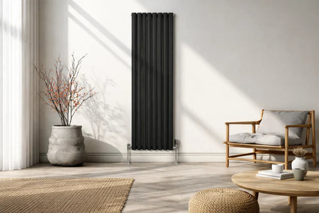 Radiador de coluna preto elegante em ambiente moderno, com luz natural, vaso de plantas e móveis de madeira clara e textura suave