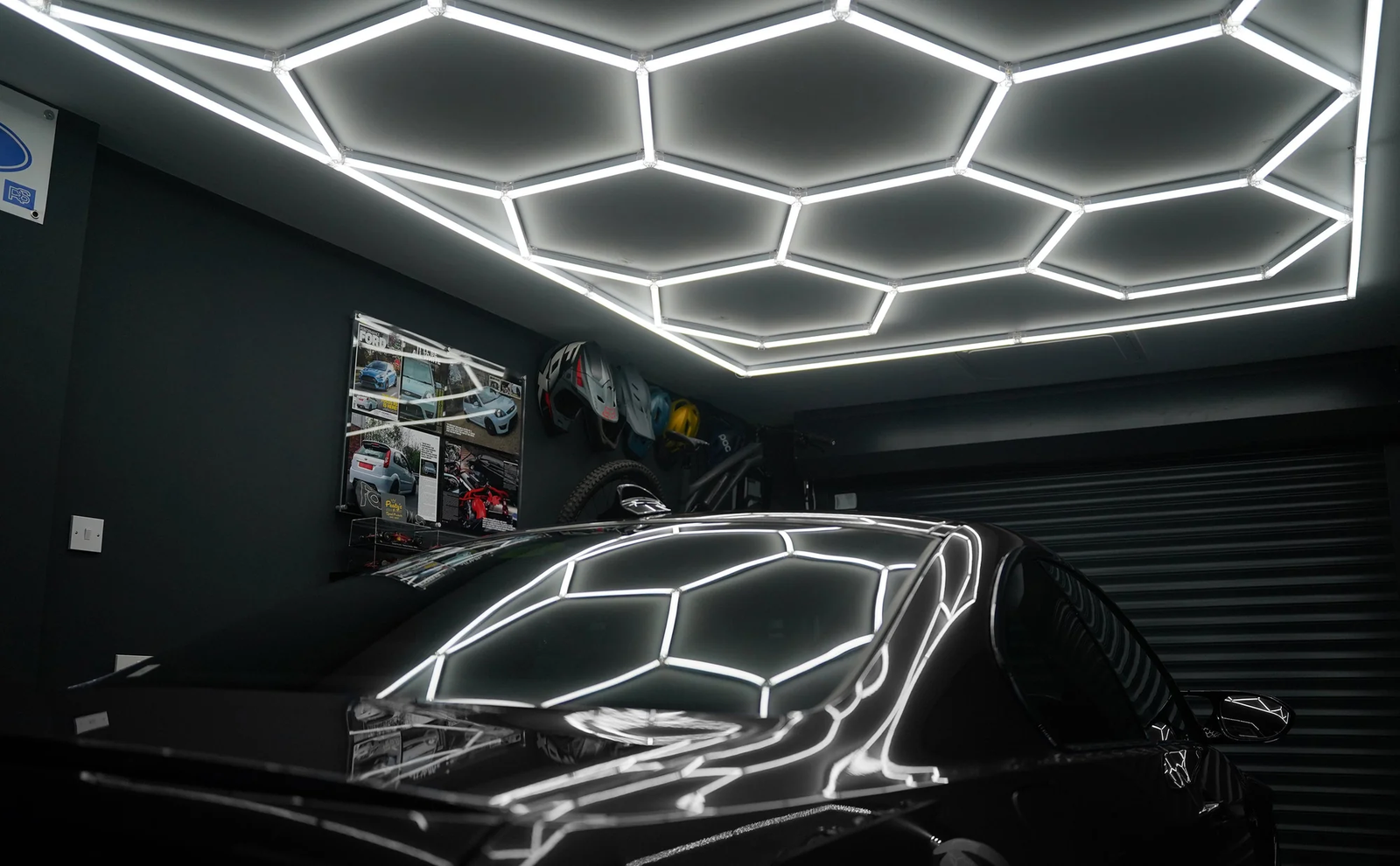 Iluminação LED hexagonal brilhante no teto de uma garagem moderna, refletindo em um carro preto, criando um ambiente elegante e contemporâneo