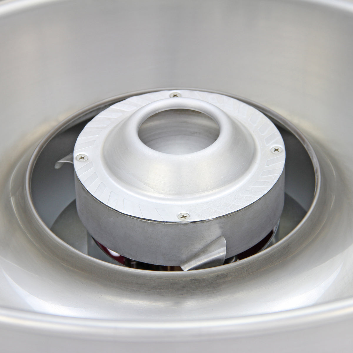 Turbina de metal prateado com acabamento liso, destacando detalhes em relevo e um design circular, ideal para equipamentos industriais