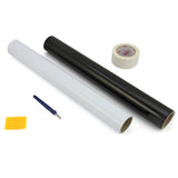 Rolos de vinil preto e branco, fita adesiva, estilete e espátula, ferramentas essenciais para personalização e corte de vinil