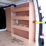 Revestimento preto para van, rack de madeira clara com prateleiras, ideal para organização interna da Ford Transit Custom