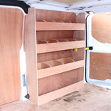 Revestimento preto para van Ford Transit Custom, com rack de madeira clara, prateleiras organizadoras e acabamento liso e resistente