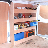 Revestimento antracite para van Ford Transit Custom, com prateleiras de madeira clara, ferramentas organizadas e fundo neutro