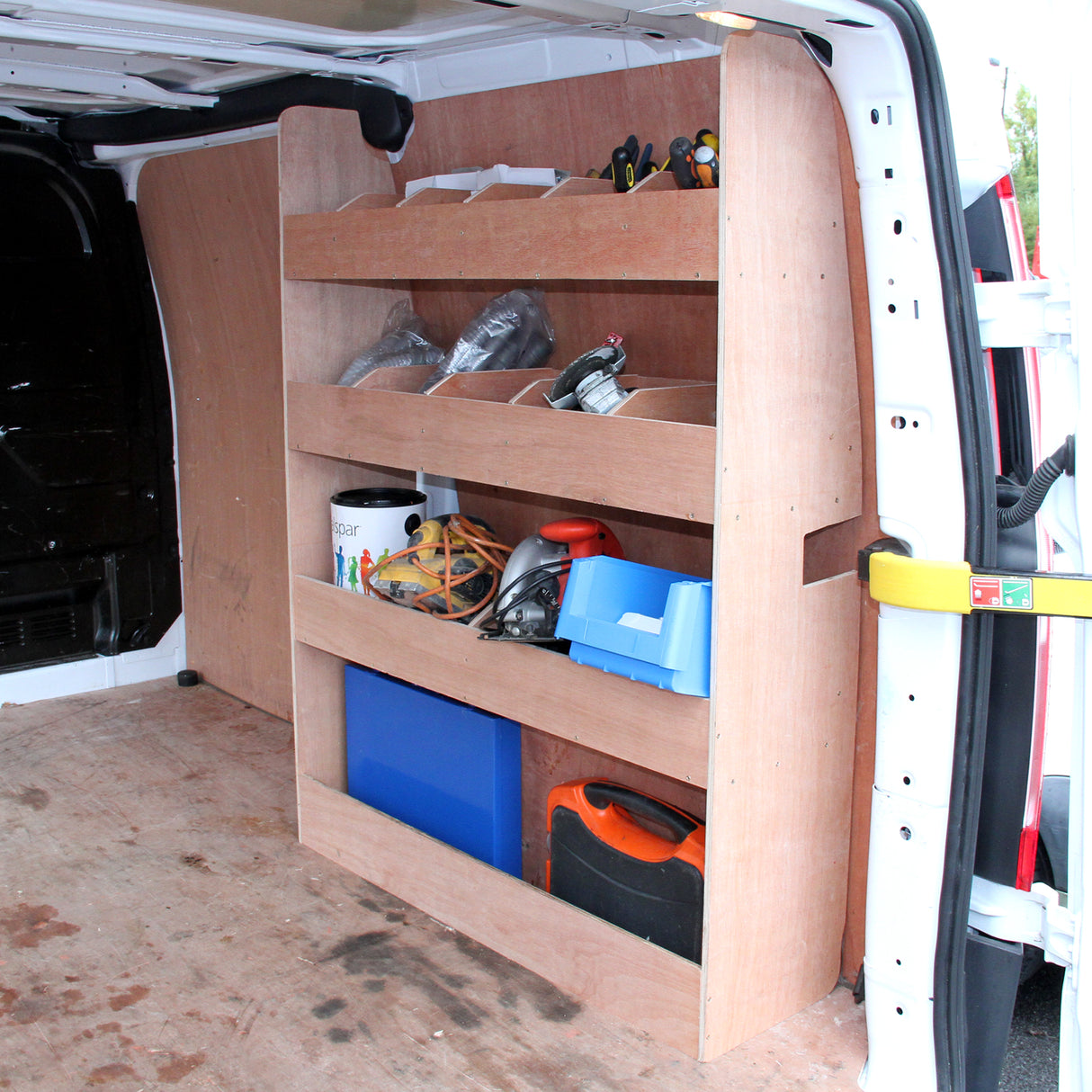 Revestimento antracite em van Ford Transit Custom, com rack de madeira clara e ferramentas organizadas em prateleiras