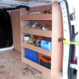 Revestimento antracite em van Ford Transit Custom, com rack de madeira clara e ferramentas organizadas em prateleiras