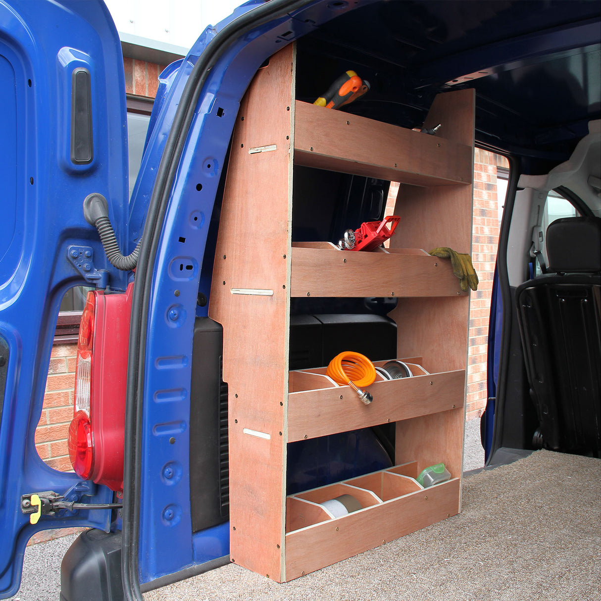 Revestimento de van antracite com prateleiras de madeira, ideal para organização no Citroën Berlingo, com espaço para ferramentas e materiais
