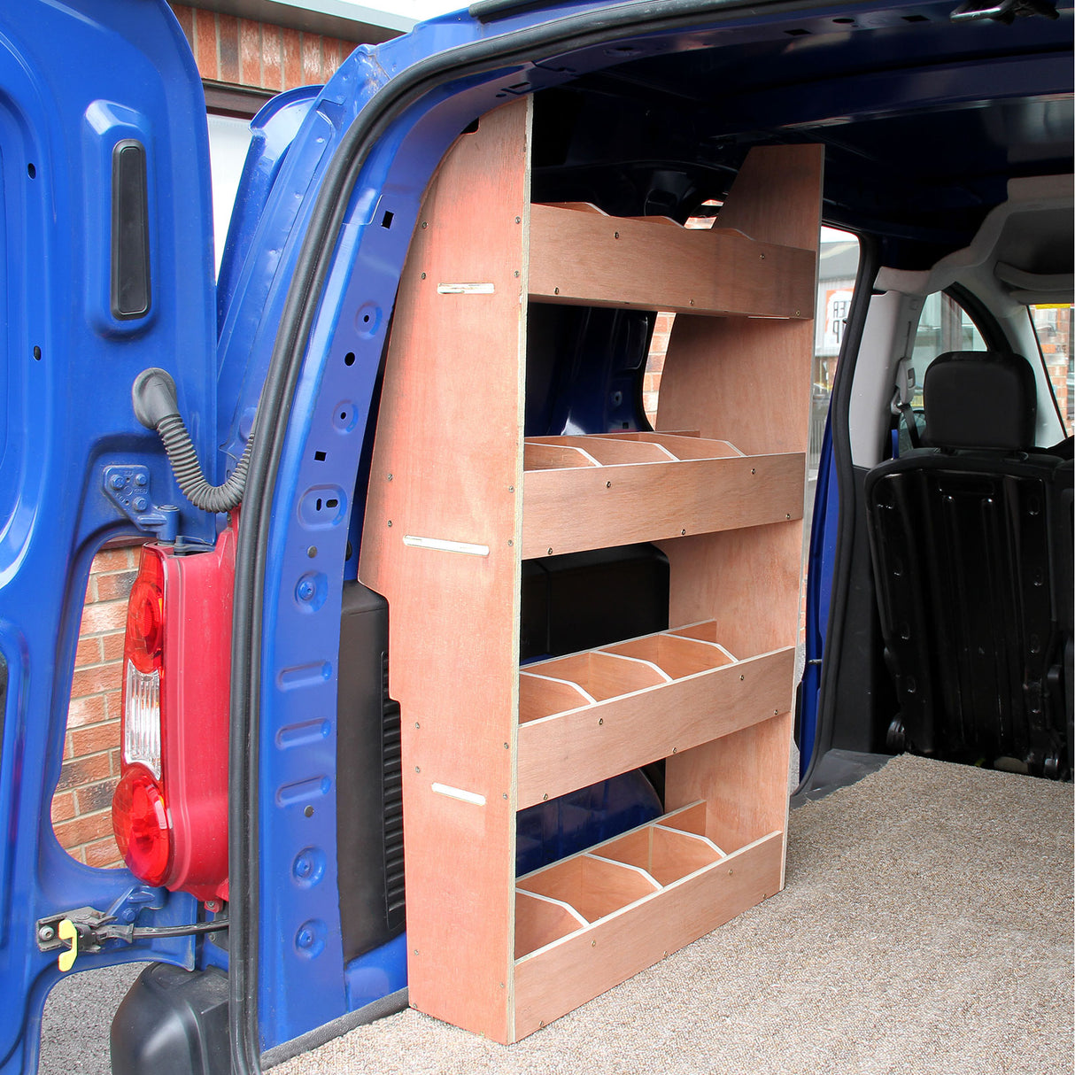 Revestimento antracite para van Citroën Berlingo, com prateleiras de madeira clara, ideal para organização e armazenamento eficiente