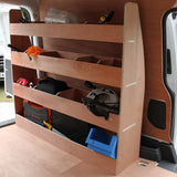 Revestimento antracite para van VW Caddy, com prateleiras de madeira clara, organizando ferramentas e materiais de trabalho