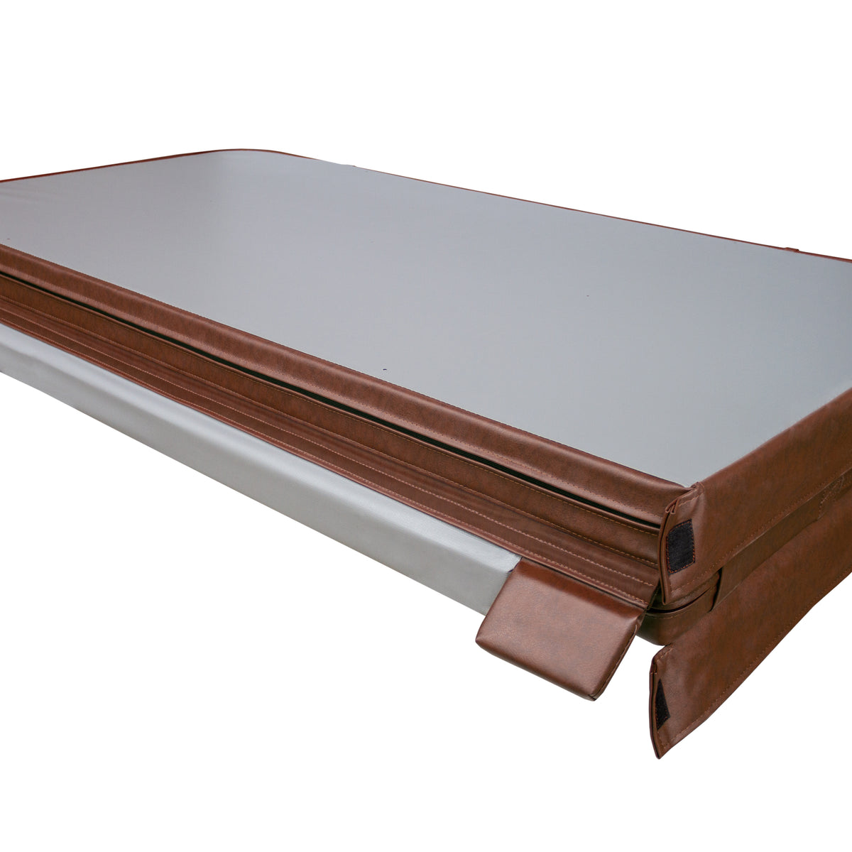 Colchão dobrável com revestimento marrom e superfície cinza, ideal para camping ou uso em casa, com bordas acolchoadas e design prático
