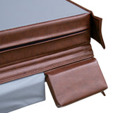 Capa de almofada em couro marrom com zíper, textura suave e detalhe em cinza, ideal para decoração e conforto em ambientes internos