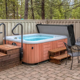Cobertura preta para jacuzzi 2,2m x 2,2m, com textura resistente, ideal para proteção e isolamento, destacando-se em ambientes externos