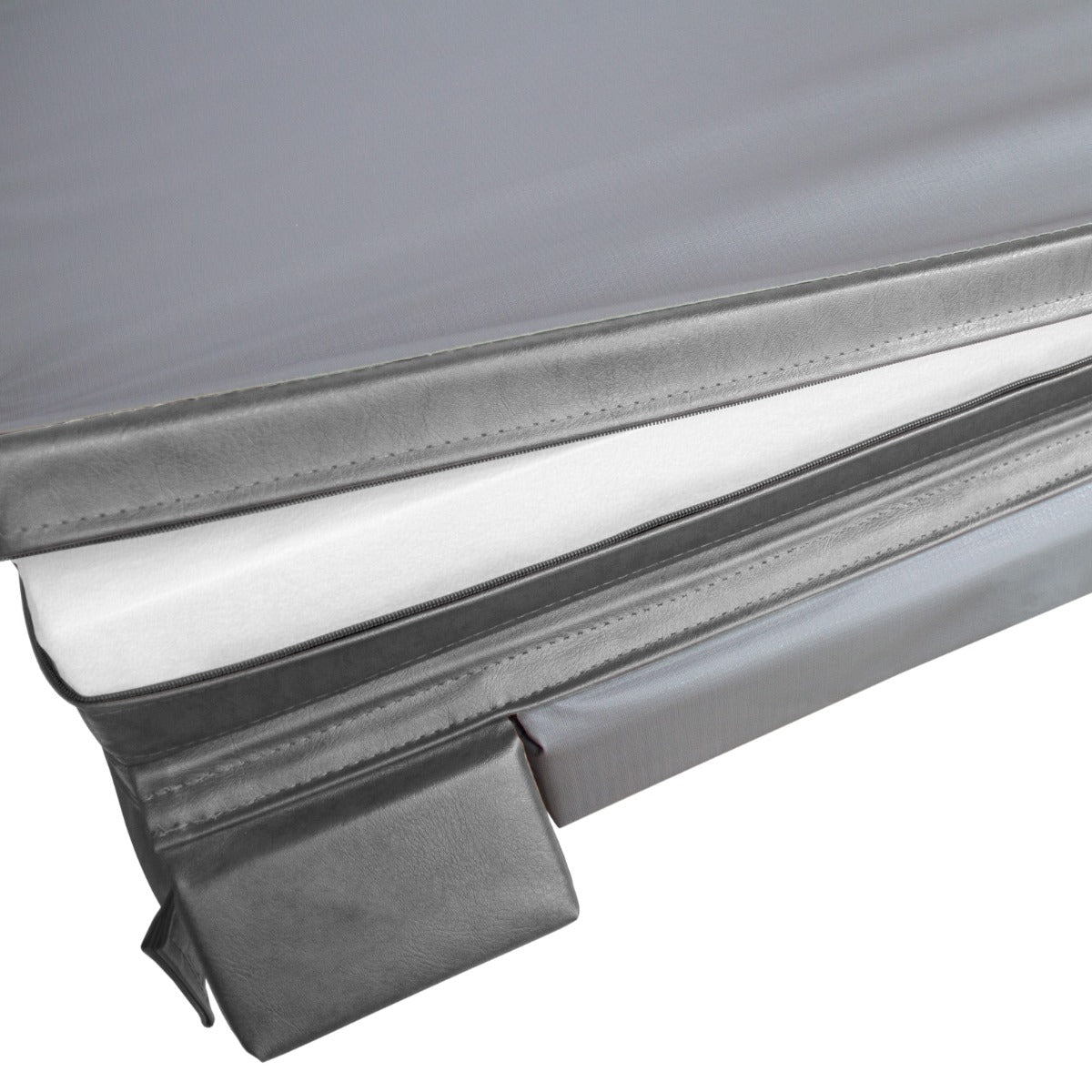 Colchão cinza com bordas em material sintético, mostrando a textura suave e a camada interna branca, ideal para conforto e suporte