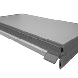 Tampa de mesa dobrável em cinza claro, com bordas reforçadas e superfície lisa, ideal para uso em eventos e espaços pequenos