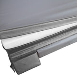 Capa de colchão cinza em material impermeável, com zíper visível e bordas reforçadas, ideal para proteção e conforto