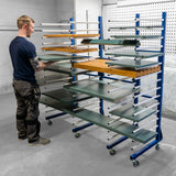 Carrinho combinado para secagem com estrutura azul, prateleiras verdes e de madeira, ideal para organizar peças em secagem