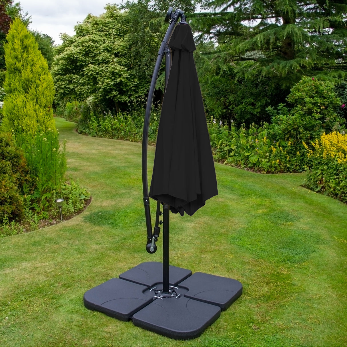 Conjunto de sofá antracite de 4 peças com guarda-sol preto e base robusta, ideal para áreas externas e jardins bem cuidados