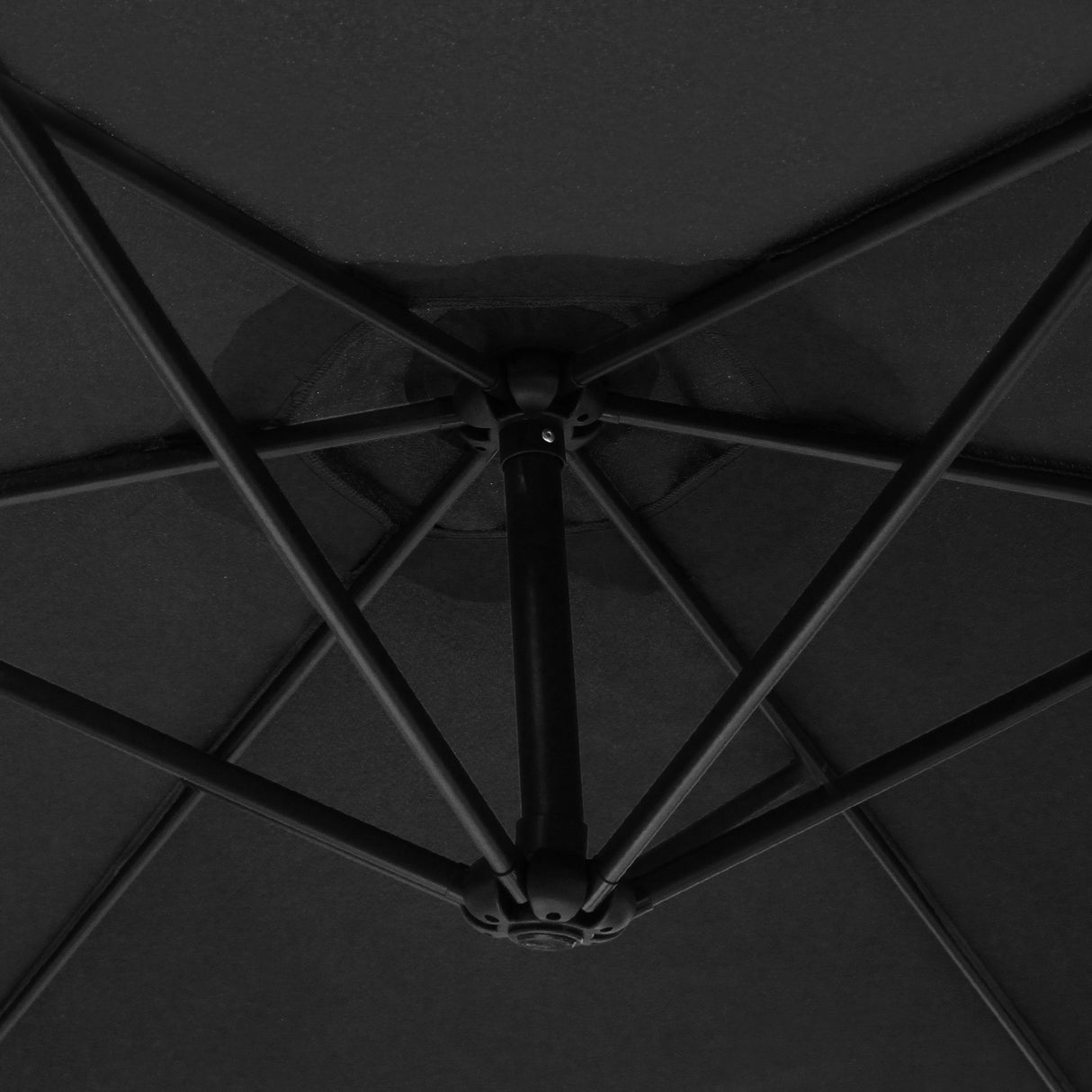 Estrutura de guarda-sol preta com detalhes em antracite, destacando os suportes e a textura do tecido resistente ao sol