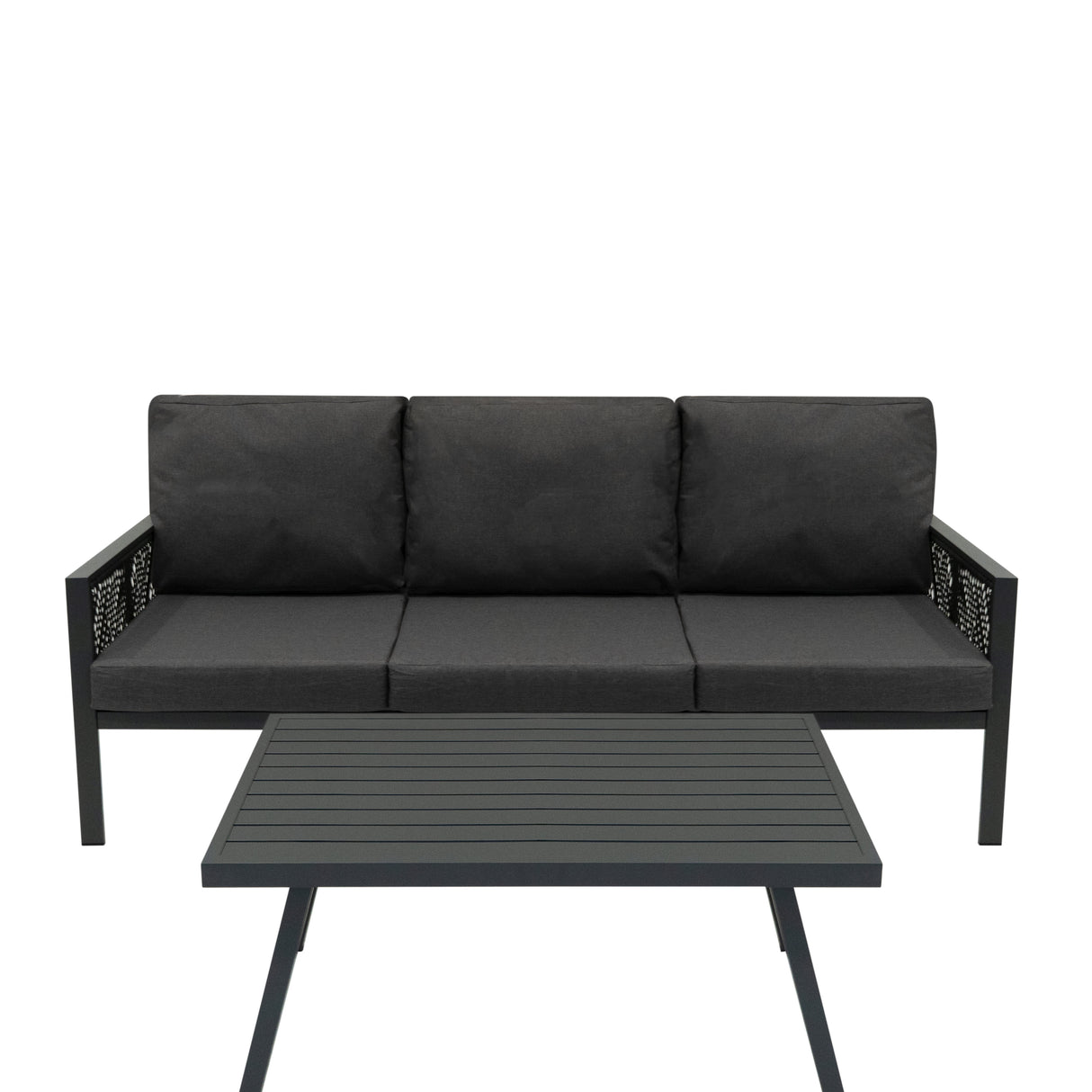 Conjunto de sofá antracite com três almofadas confortáveis e mesa de centro preta, ideal para áreas externas elegantes