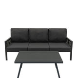 Conjunto de sofá antracite com três almofadas confortáveis e mesa de centro preta, ideal para áreas externas elegantes