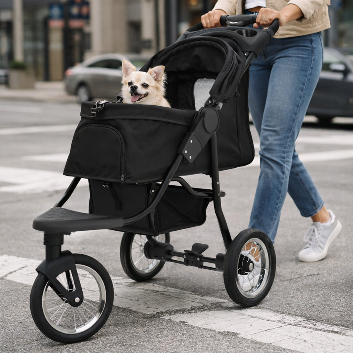 Carrinho de pet preto com rodas grandes, ideal para passeios, com um cachorro feliz dentro, em uma rua urbana moderna