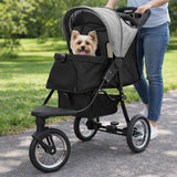 Carrinho de pet cinza com assento acolchoado, rodas grandes e espaço para armazenamento, ideal para passeios ao ar livre com animais de estimação