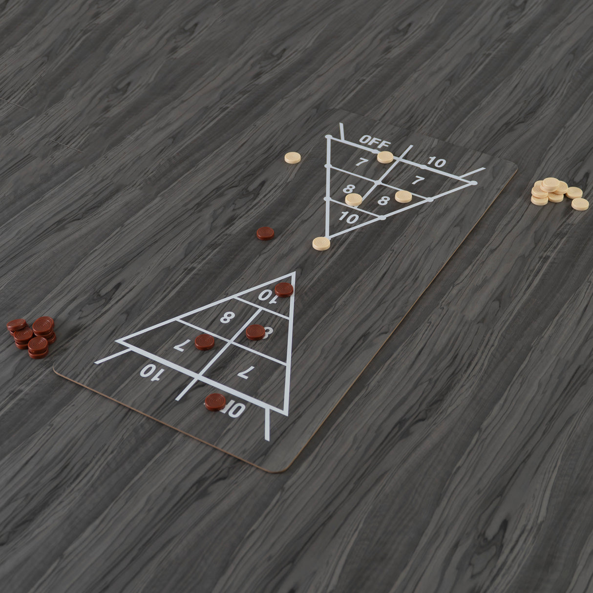 Mesa de jogos 7 em 1 cinza com tabuleiro de madeira, peças em tons claros e escuros, ideal para diversas atividades recreativas